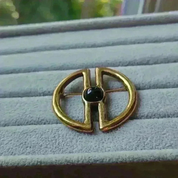 Crown Trifari brooch Gold-toned with black stone - Picture 1 of 12